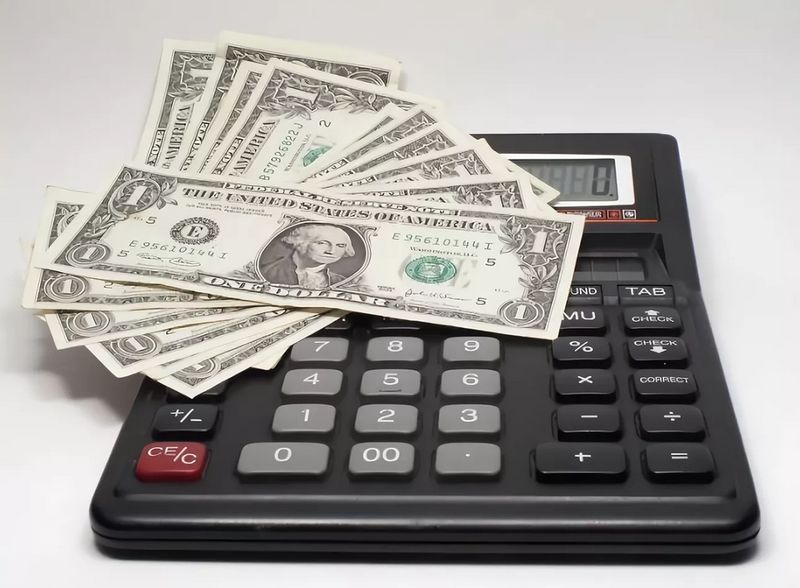 Калькулятор и деньги